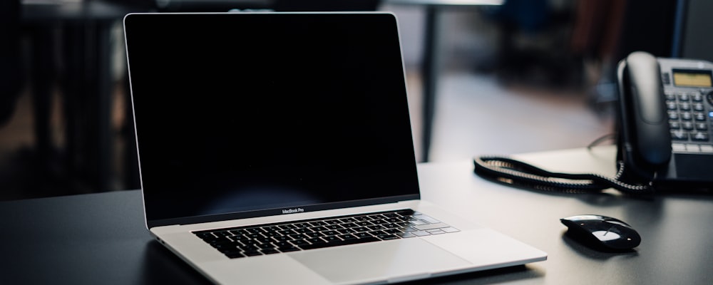 WhatsApp网页版登录步骤示意图：手机扫描电脑屏幕上的二维码